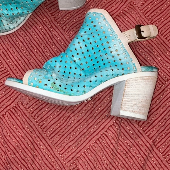 Unity in Diversity turquoise and Cream Heels with Chunky Heel - Picture 14 of 16